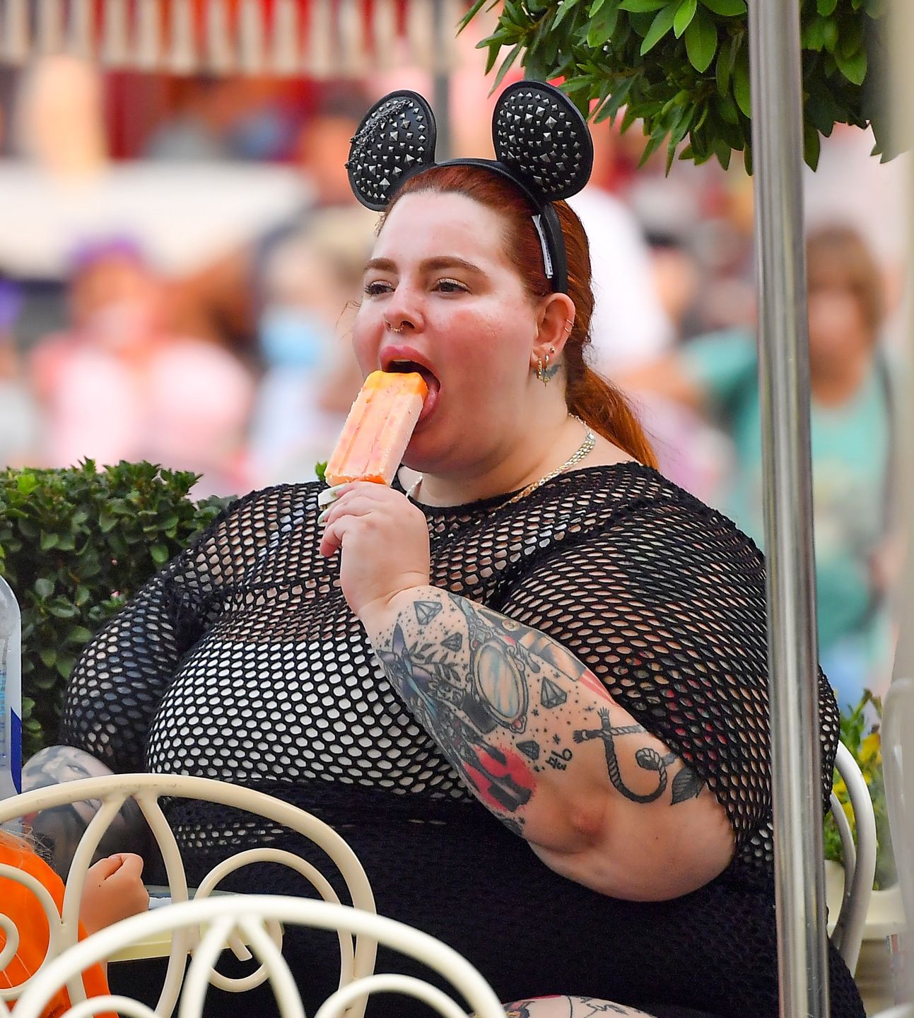 Przebrana za Myszkę Miki Tess Holliday delektuje się lodami w Disneylandzie