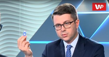 Nowy obowiązek. Przedstawiciel rządu pokazuje przedmiot