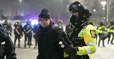Trump gasi pożar w Minnesocie. "Będziemy deeskalować"