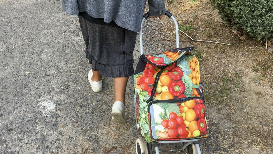 Torby na kółkach to praktyczne rozwiązanie. Czy są bezpieczne?