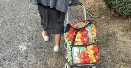 Fizjoterapeuta ostrzega przed tymi torbami. Skutki używania są opłakane
