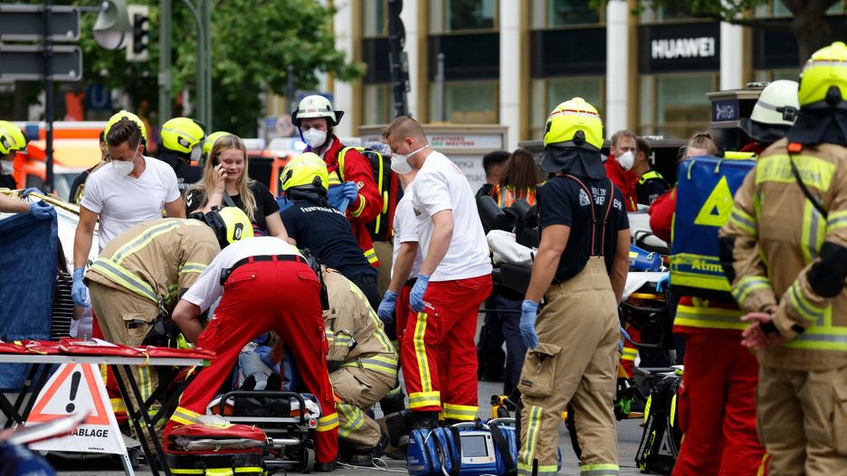 Kierowca wjecha? w t?um w BerlinieRescue workers work at the site where one person was killed and eight injured when a car drove into a group of people in central Berlin, on June 8, 2022. - A police spokeswoman said the driver was detained at the scene after the car ploughed into a shop front in a busy shopping street in Charlottenburg district. It was not clear whether the crash was intentional. (Photo by Odd ANDERSEN / AFP)ODD ANDERSEN