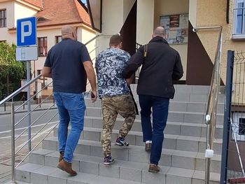 Przeworsk: Dwie kobiety zaatakowane na przystanku autobusowym. Napastnicy pobili je i ukradli im telefony