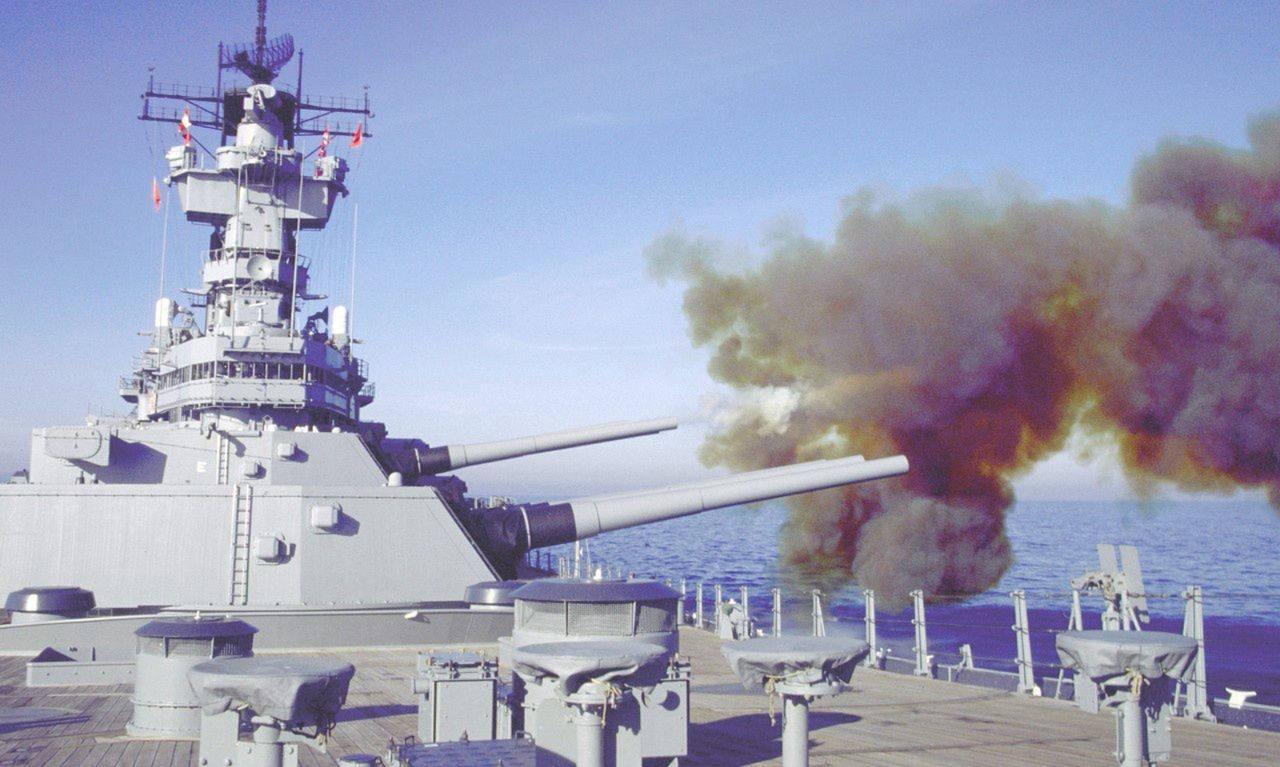 Ćwiczenia ogniowe na USS New Jersey w marcu 1987 roku.