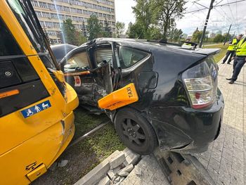 Obcokrajowiec kierujący przewozem osób wjechał pod tramwaj na Mokotowie. Ruch jest zablokowany