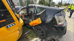 Obcokrajowiec kierujący przewozem osób wjechał pod tramwaj na Mokotowie. Ruch jest zablokowany