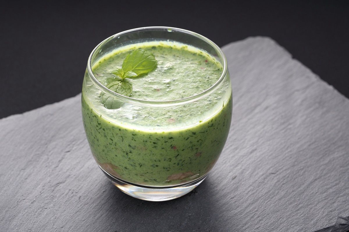 A spinach and fruit smoothie is an ideal breakfast suggestion.