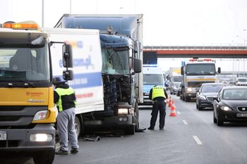 Dwie kolizje na Południowej Obwodnicy Warszawy. Ogromne korki