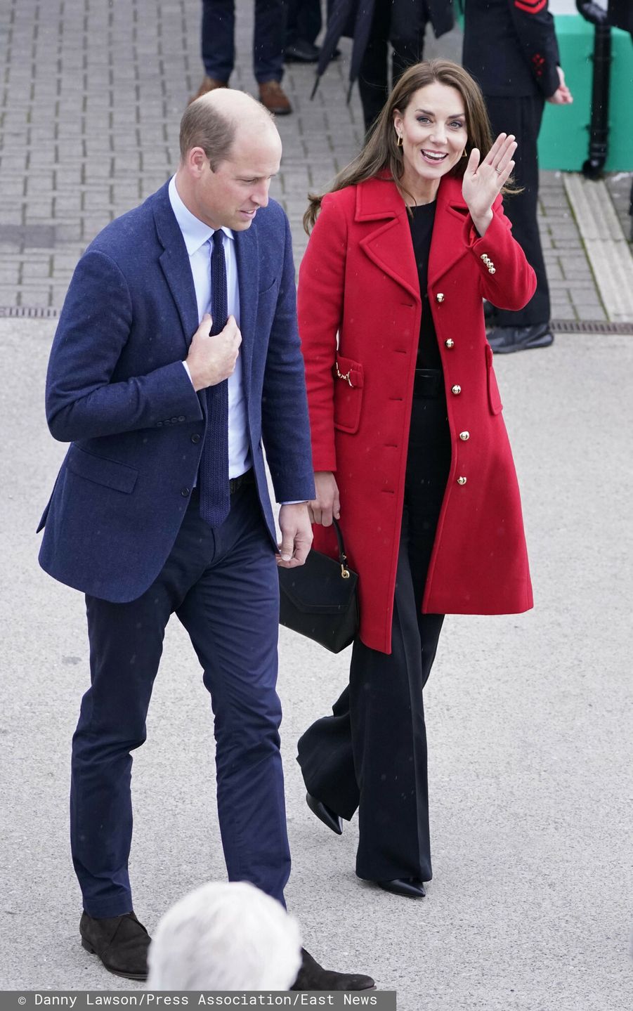 Radosna Kate Middleton w czerwonym płaszczu za 3 tysiące odwiedza Walię z księciem Williamem
