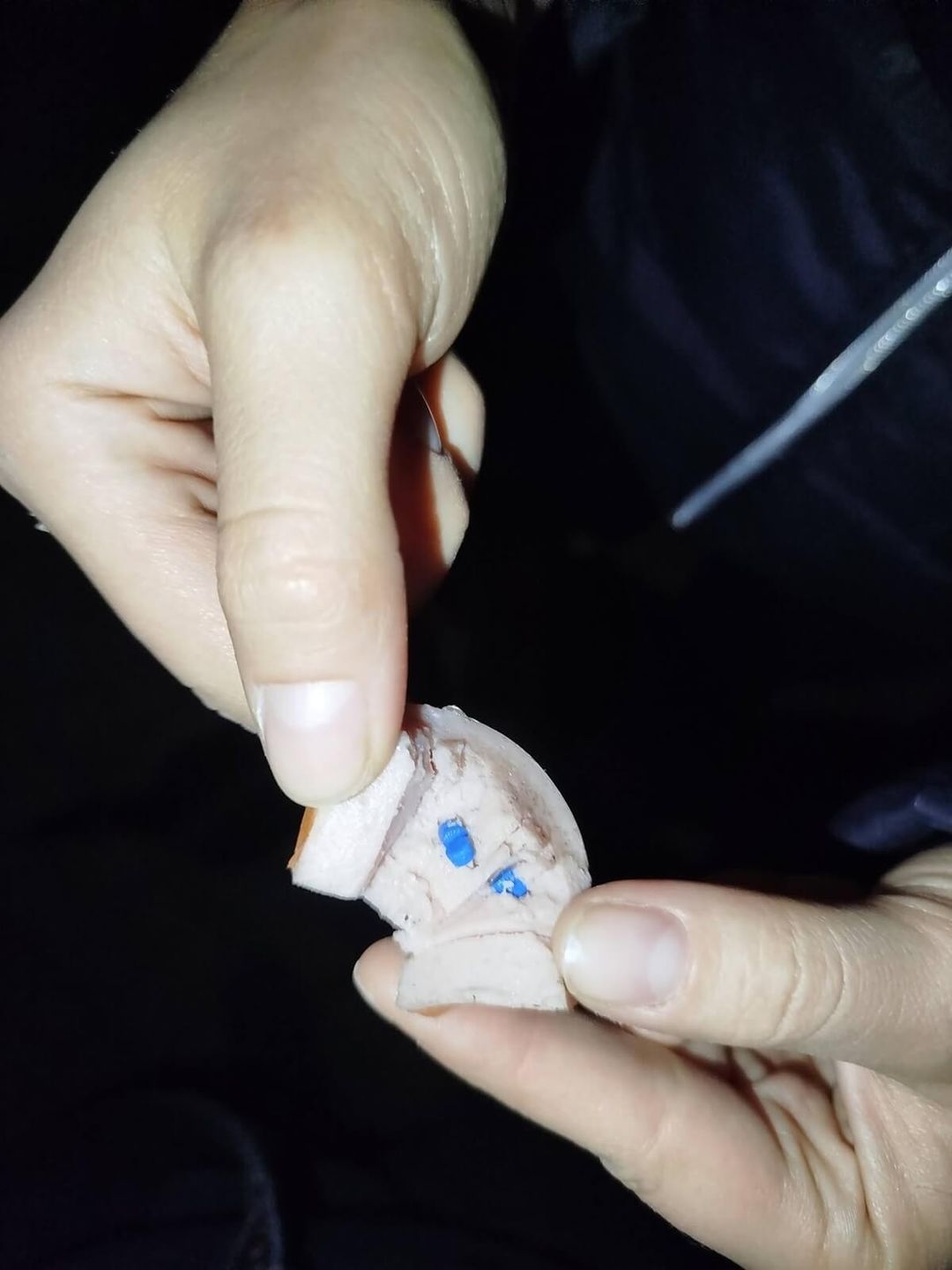 Kiełbasa z trutką i szpilkami znaleziona na trawniku