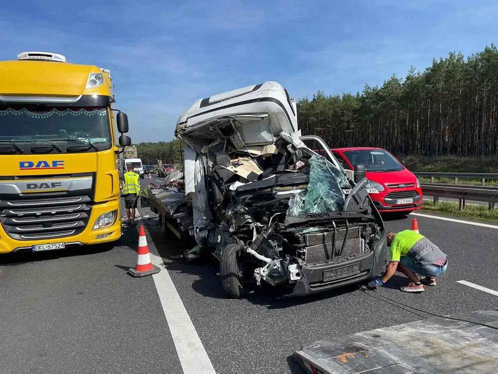 Bus uderzył w ciężarówkę na S3. Kierowca cudem przeżył