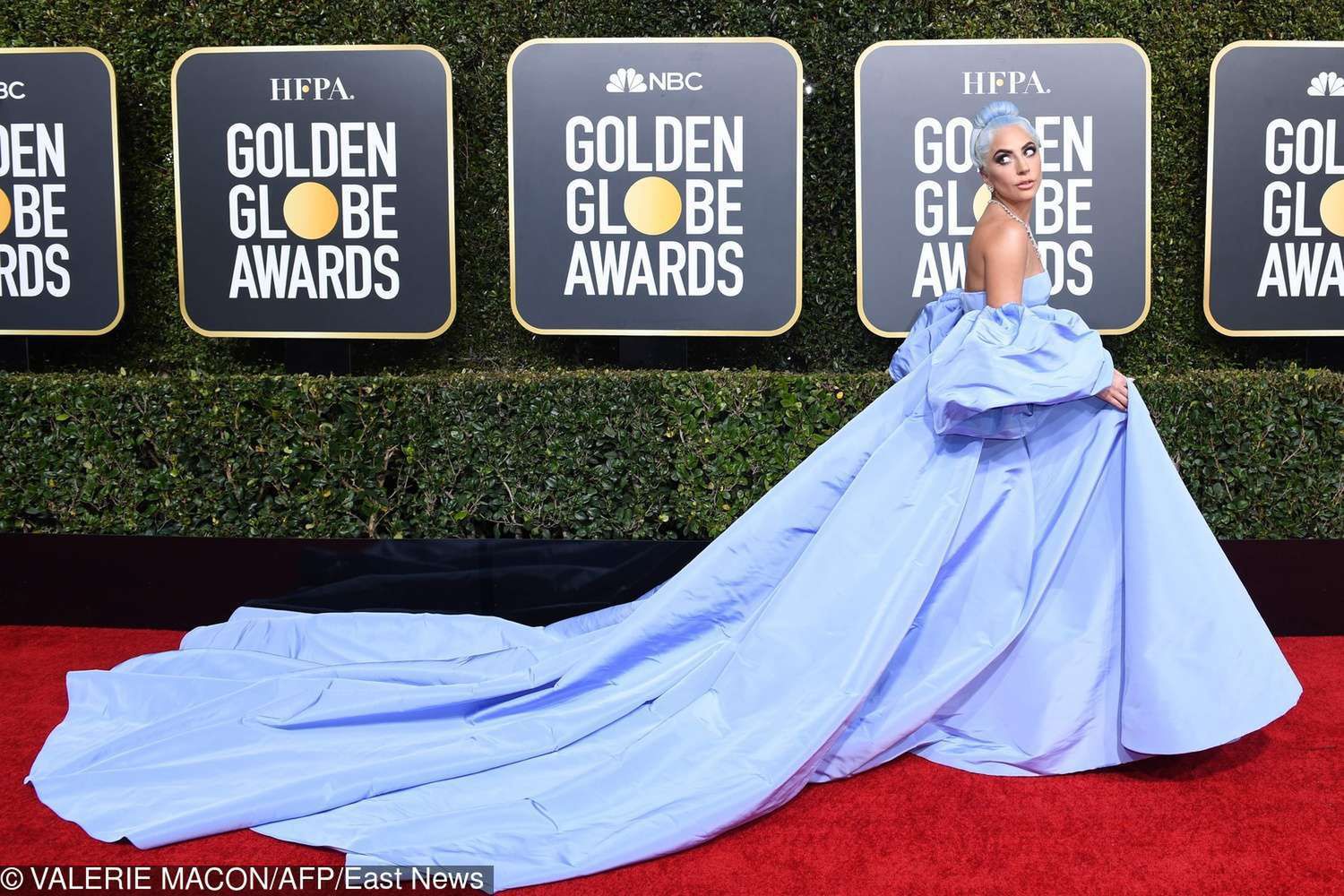 Lady Gaga – Złote Globy 2019, kreacja: Valentino
