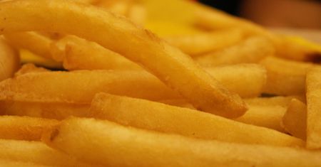 Mrożone frytki przygotowane w piekarniku bez dodatku soli