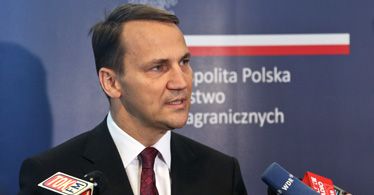 Sikorski: Nie mieszajmy polityki do sprawy ciał