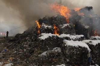 Pożar składowiska śmieci. To już druga doba gaszenia