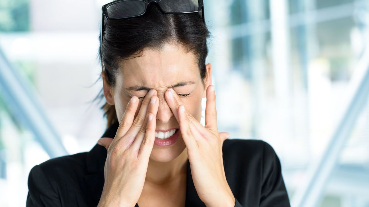 Jednym z objawów światłowstrętu jest pieczenie oczu