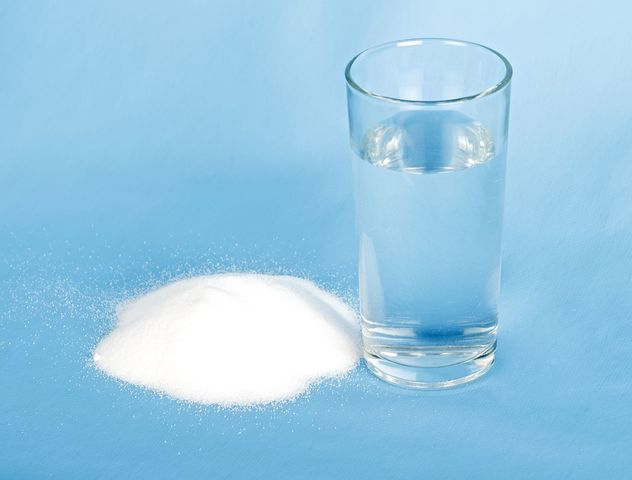 Szklanka wody z solą