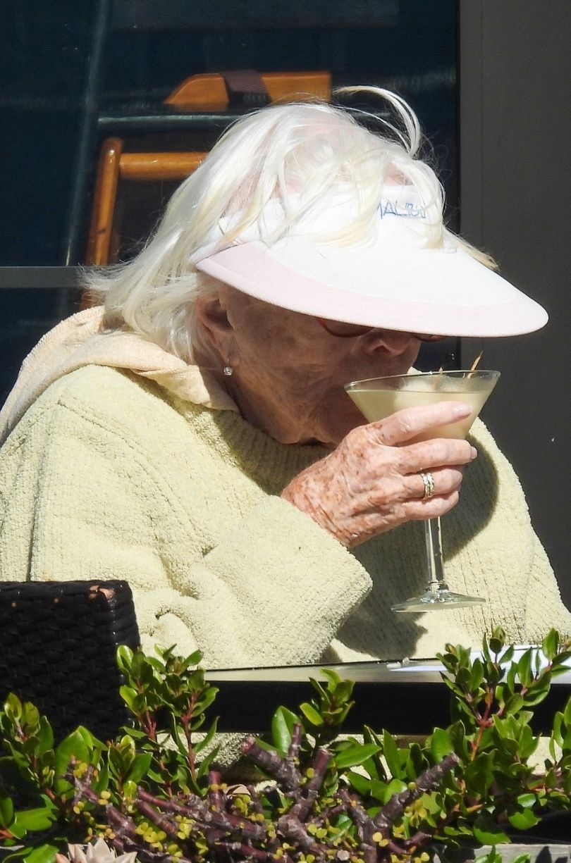 Shirley MacLaine sączy Martini na lunchu w Malibu