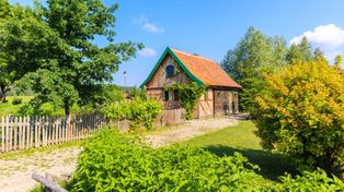 Krutyń: Mazurska wieś jak z pocztówki. Drewniane domy i rzeka jak lustro. Trudno uwierzyć, że istnieje naprawdę