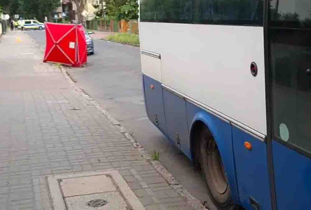 Śmiertelny wypadek w Żarach. Ciągnął autobusem mężczyznę