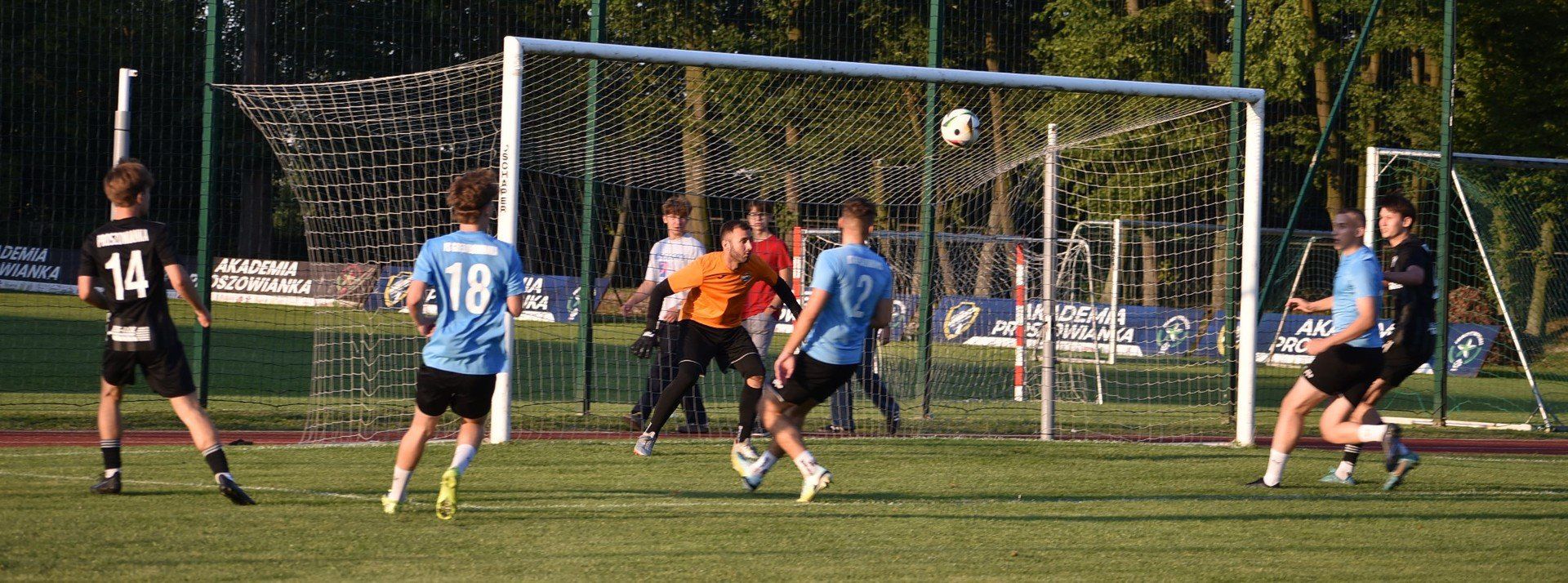 Proszowianka (czarne stroje) pokonała w meczu kontrolnym Grębałowiankę 4:2