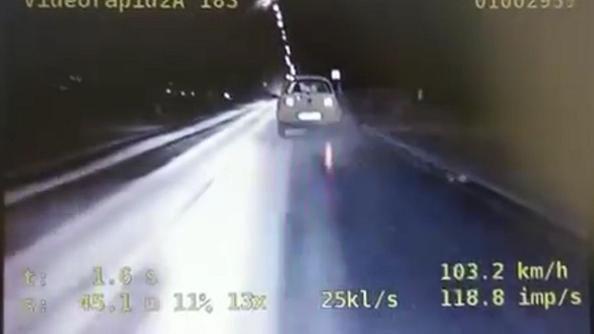 Brawurowe zachowania na drodze i nieprzestrzeganie przepisów ruchu drogowego kosztowało młodego mieszkańca Kołobrzegu 6500 złotych i 16 punktów. 