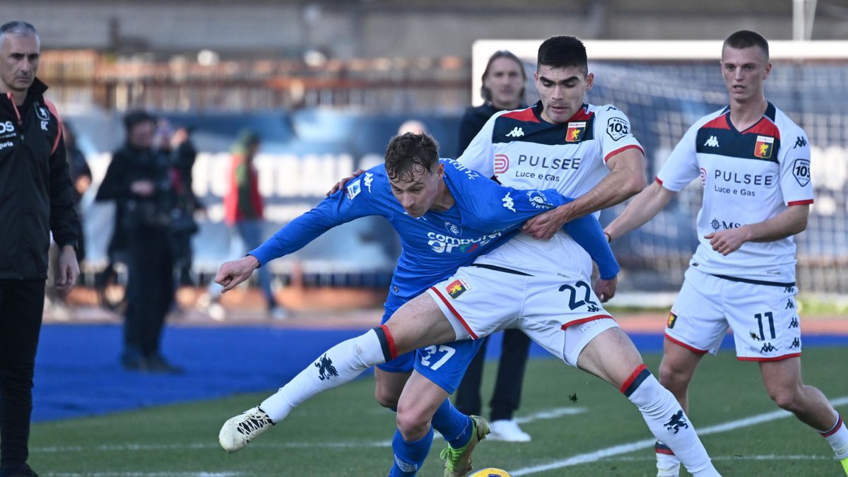 PAP/EPA / Claudio Giovannini / Szymon Żurkowski w meczu Empoli FC z Genoą CFC