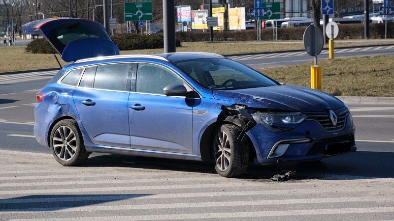 Kierowca renault został przetransportowany do szpitala po wypadku na rondzie im. Mohyły