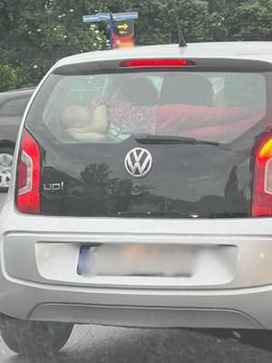 Przewoził córkę na półce bagażnika, 50-latek zatrzymany.