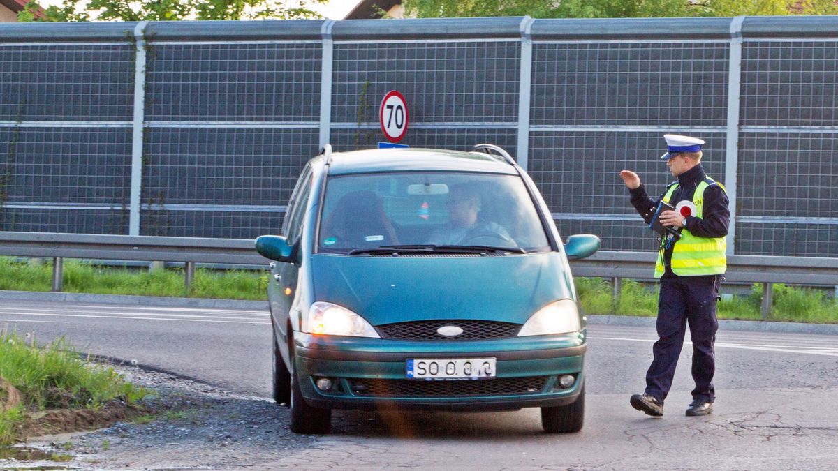 Policjant zatrzymujący kierowcę do kontroli