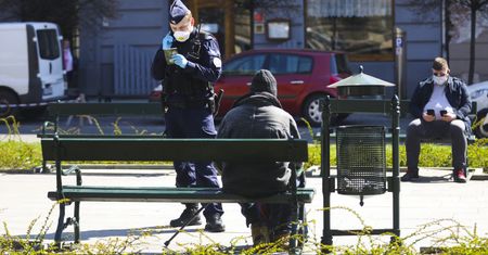 Koronawirus. Tyle mandatów wystawiła policja za brak maseczki