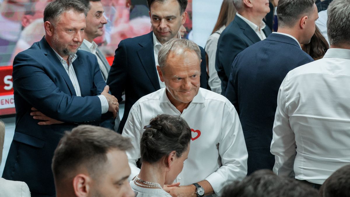 Warszawa, 01.06.2025. Wybory prezydenta RP - II tura. w Pełnomocnik rządu ds. odbudowy po powodzi Marcin Kierwiński (L) i premier Donald Tusk (C) w sztabie wyborczym kandydata KO w wyborach prezydenckich, prezydenta Warszawy Rafała Trzaskowskiego w Warszawie, 1 bm. Zakończyło się głosowanie w II turze wyborów prezydenta RP. (aldg) PAP/Paweł Supernak