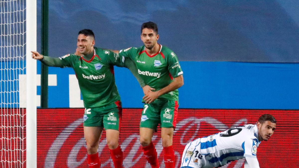piłkarze Deportivo Alaves cieszący się po strzelonym golu Realowi Sociedad
