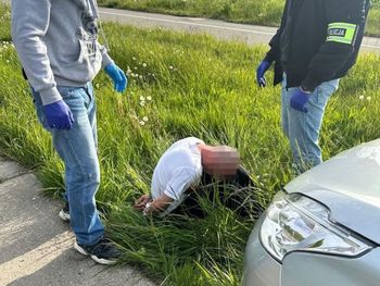 Gdynia: Potrącił policjanta. Poszukiwany 45-latek jechał z dziewczyną