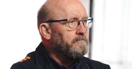 Artur Barciś zalał się łzami zrywając AZBEST w USA. "Ciężka, fizyczna praca"