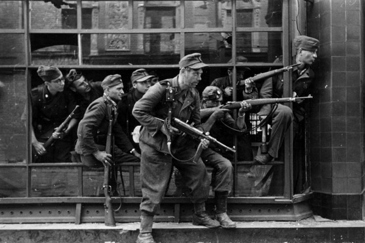 Żołnierze Waffen-SS pułku Dirlewangera podczas walk w rejonie ul. Focha