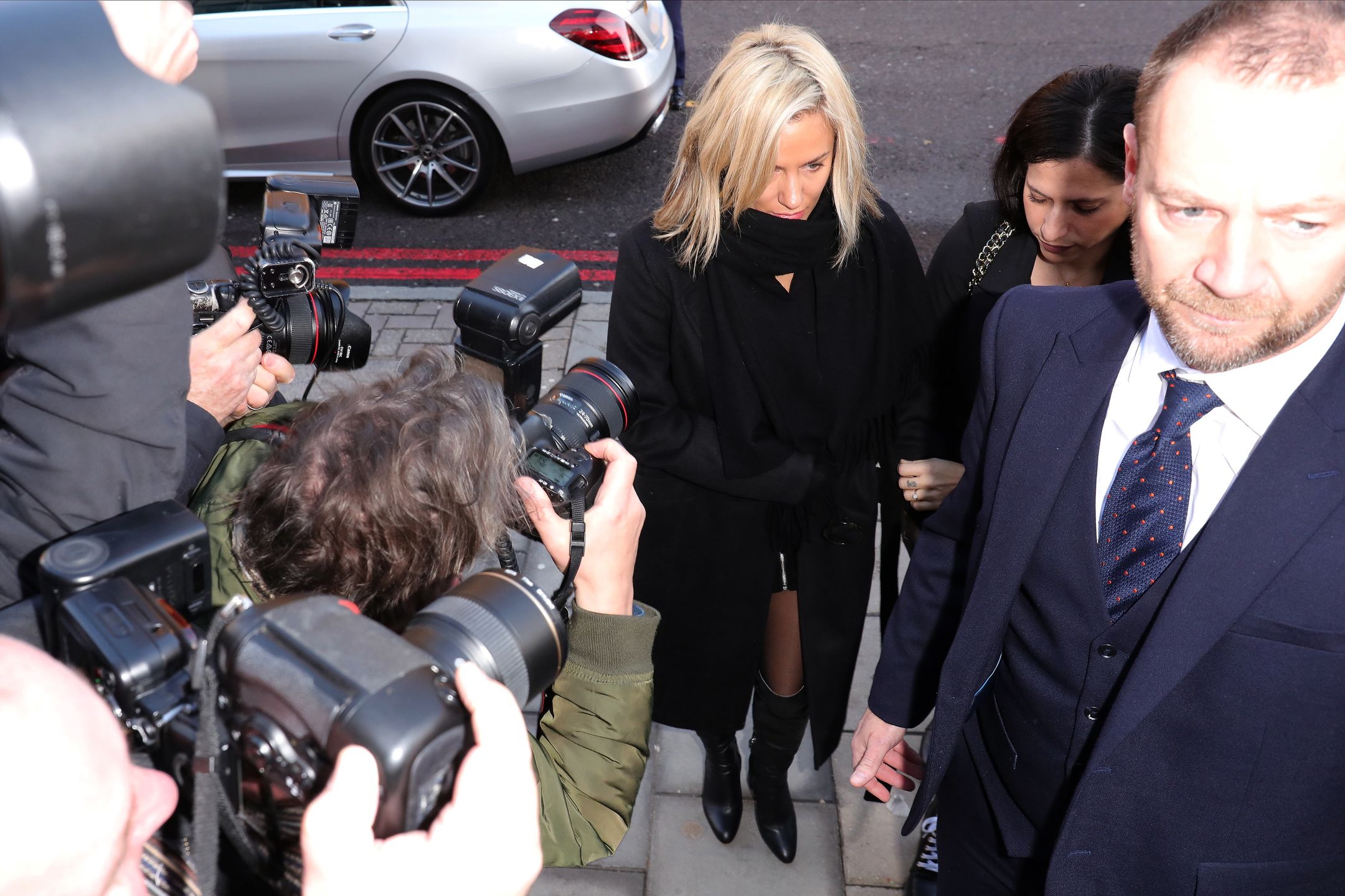 Manager zmarłej kochanki Harry'ego krytykuje księcia za ŻEROWANIE na jej śmierci w swojej biografii