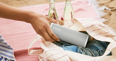 Sonos Roam: przenośny głośnik wielkości butelki. Ma wypełniać dźwiękiem cały pokój