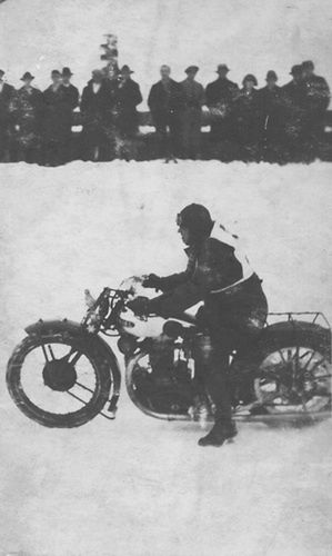 Józef Draga na lodzie stawu Ruda za stadionem przy Gliwickiej