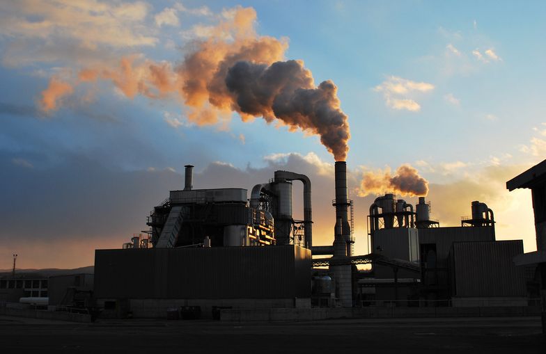 Emisja CO2. Rząd przyjął projekt ustawy o handlu uprawnieniami