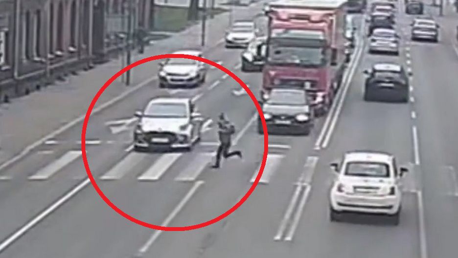 Kobieta wbiegła wprost pod auto.