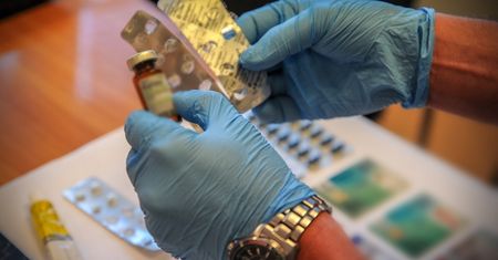Policja zatrzymała lekarkę ze Słubic pod zarzutem wystawiania fałszywych recept na opioidy – w tym fentanyl