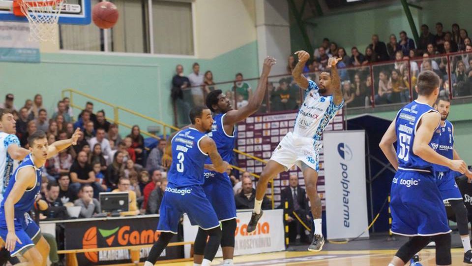 Materiały prasowe / Daniel Szczypior/ Polpharma / na zdjęciu: koszykarze Polpharmy Starogard Gdański i AZS-u Koszalin