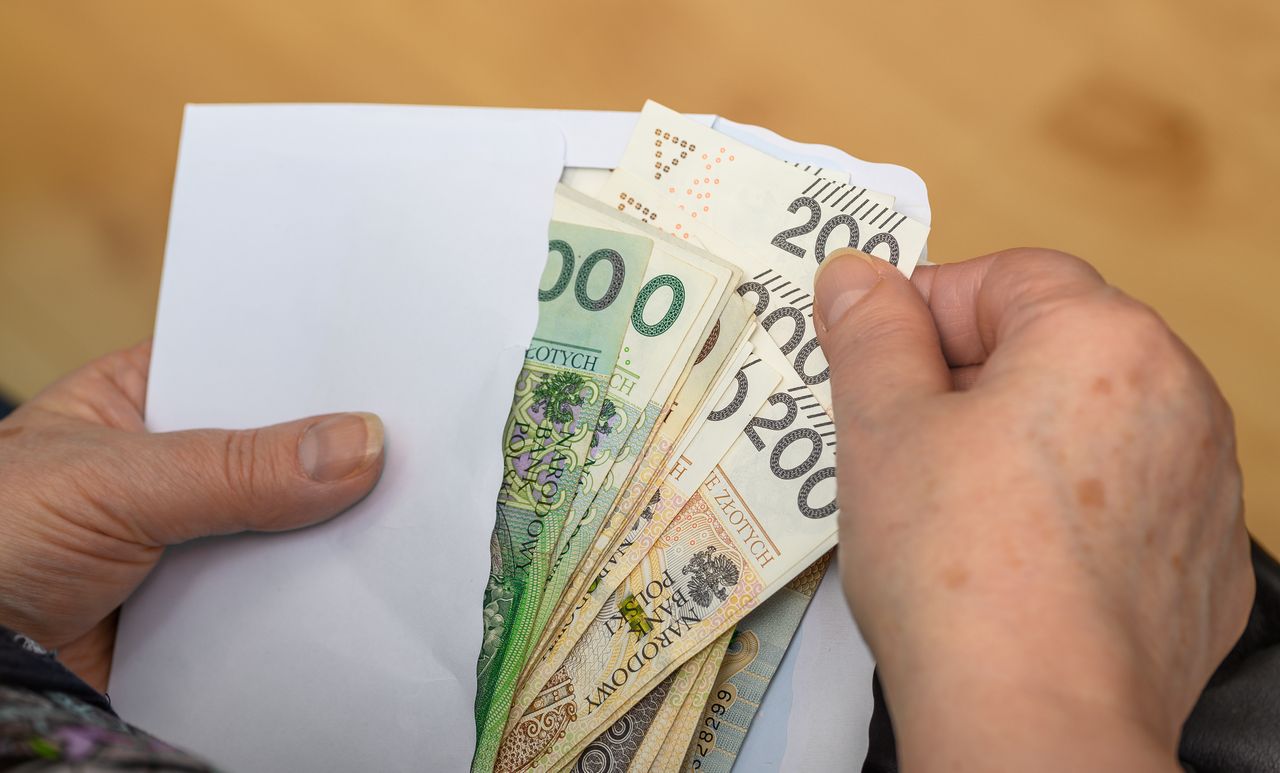 Tyle dostają polscy emeryci. ZUS ujawnił kwoty najniższej i najwyższej emerytury