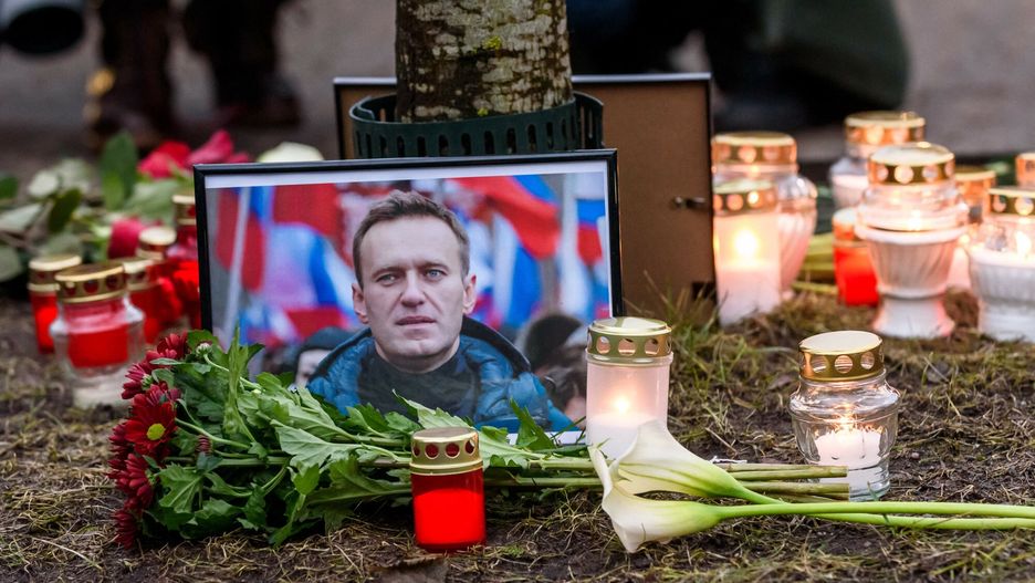 Protesty po ?mierci Aleksieja Nawalnego
Candles and flowers lay next to a picture of late Russian opposition leader Alexei Navalny as people demonstrate and pay their respect following his death in prison, in front of the Russian Embassy in Riga, Latvia, on February 16, 2024. Russian opposition leader Navalny died on February 16 at the Arctic prison colony in Russia's Yamalo-Nenets region in northern Siberia where he was serving a 19-year-term. Russian authorities announced Navalny's death a month before an election poised to extend Russian President Putin's hold on power. (Photo by Gints Ivuskans / AFP)
GINTS IVUSKANS