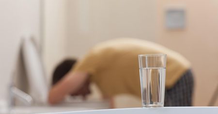 "Zimowa choroba żołądka". Co to takiego i jakie daje objawy?
