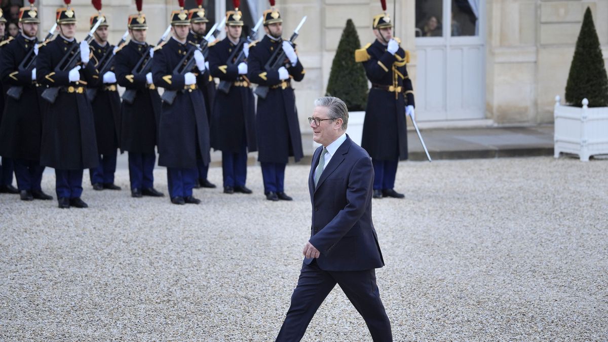 PARIS, FRANCE - FEBRUARY 17: British Prime Minister Keir Starmer arrives at Elysee Palace on February 17, 2025 in Paris, France. As the USA and Russia convene talks in Saudi Arabia hoping to bring to an end the Russia/Ukraine war, President Macron invites European leaders to a summit to discuss security spending and the part they can play in the future of Ukraine. The UK Prime Minister has said he is prepared to commit troops on the ground in Ukraine as part of a peacekeeping force, as has the CDU party defence spokesperson in Germany. (Photo by Remon Haazen/Getty Images)