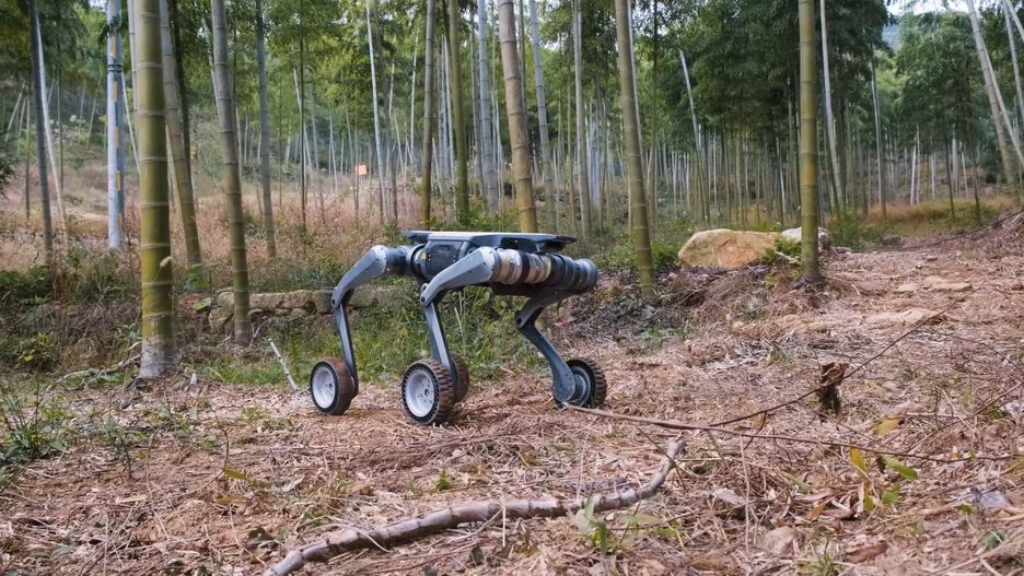 Nowe psy-roboty Q-UVG od Deep Robotics. Uzbrojone w broń i AI