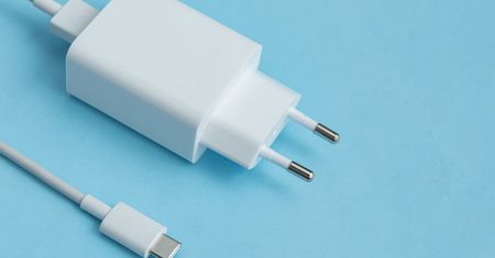 Moc ładowarki, a czas ładowania baterii w smartfonie. Co daje szybkie ładowanie?