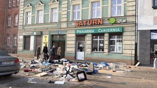 Szczecinek: O świcie wyrzucał wszystko przez okno. Interweniowały służby